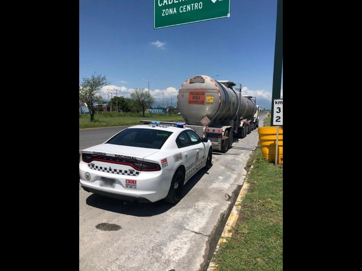 Elementos de la Guardia Nacional (GN) detuvieron al conductor de un tráiler, quien transportaba en una pipa alrededor de 60 mil litros de hidrocarburo, cuyo origen local no pudo comprobar, en la carretera Monterrey-Reynosa. Foto cortesía GN
