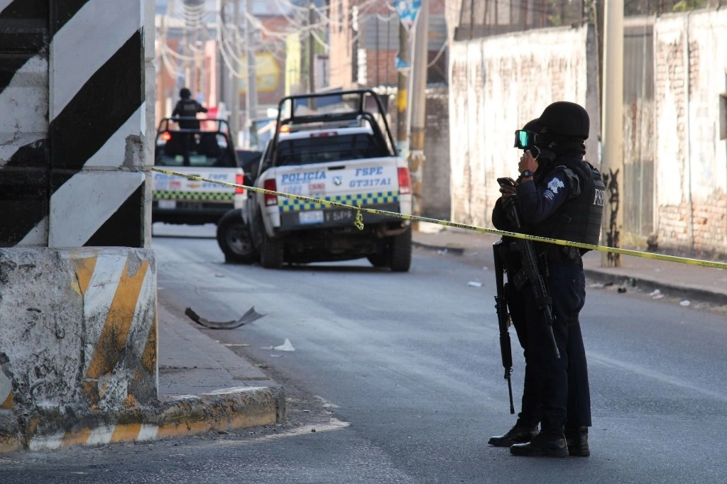 Quema de autos derivada de la supuesta detención de un líder del Cártel de Santa Rosa de Lima en Cortazar, Guanajuato. Foto Cuartoscuro / archivo 