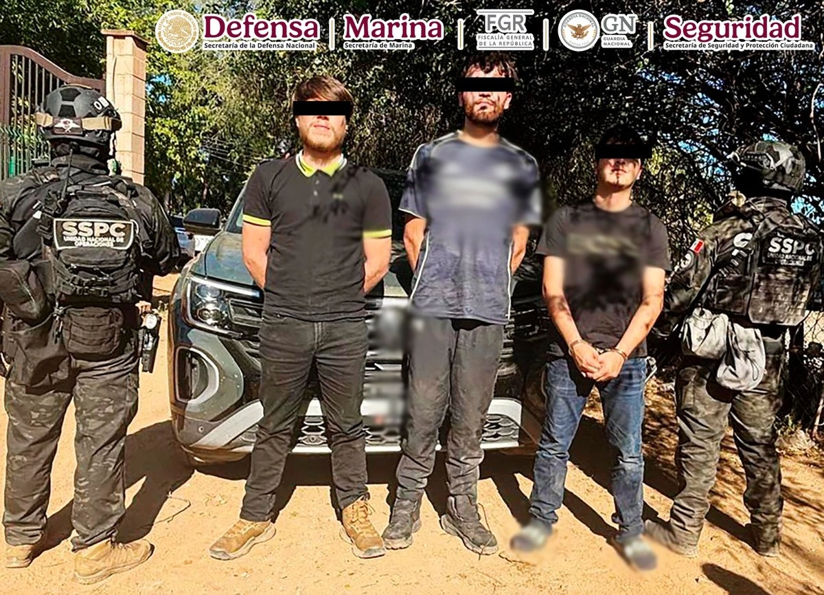 Tres de las cinco personas detenidas en Sinaloa por presuntos vinculos con grupos delictivos generadores de violencia en la entidad. 