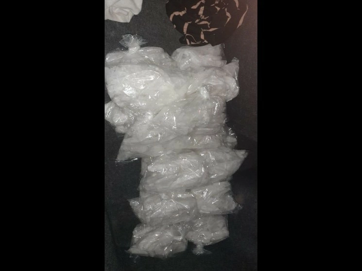 Dos adultos y tres menores de edad que viajaban en un vehículo con 9 kilos 560 gramos de crystal fueron detenidos por elementos de la Guardia Nacional (GN) en las inmediaciones de Torreón, Coahuila. Foto cortesía de la Guardia Nacional 