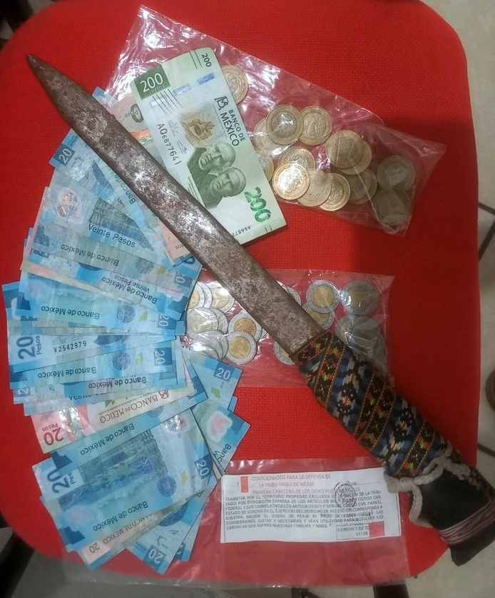 A uno de los detenidos se le aseguraron una solera de 46 centímetros de largo, boletos y dinero del cobro de automovilistas. Foto La Jornada