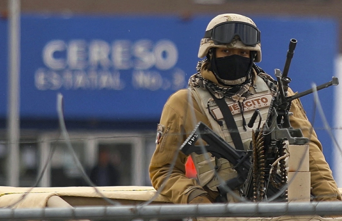 Soldados vigilan Ciudad Juárez, Chihuahua, tras la fuga del Cereso 3. Foto Afp / Archivo