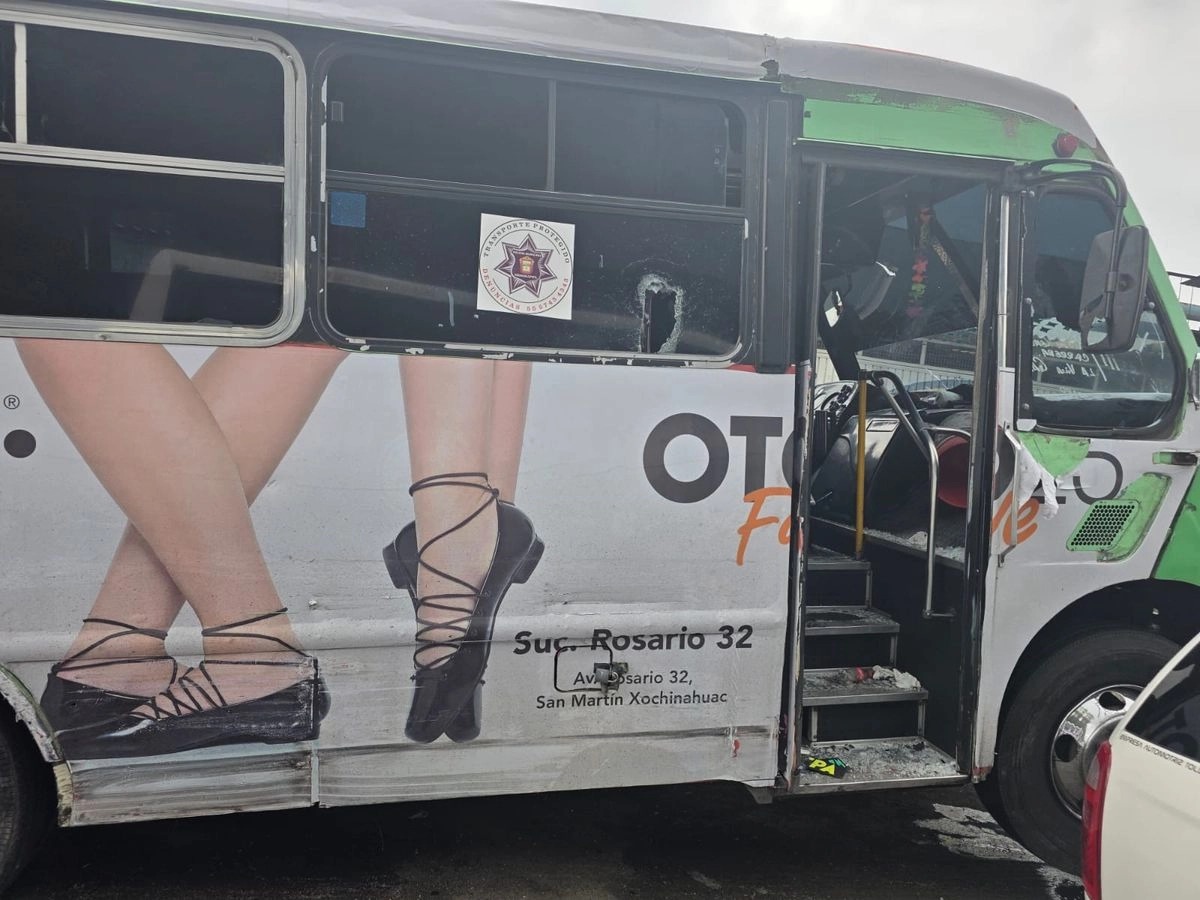 El conductor del camión fue trasladado al Hospital de la Cruz Roja de la zona centro de Tlalnepantla, debido a una herida de bala en una de sus piernas.