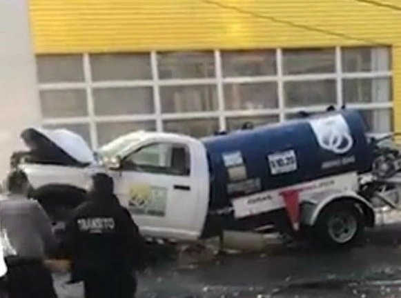 Tras el choque, el conductor de la pipa quedó atrapado en la cabina de la unidad. Foto La Jornada