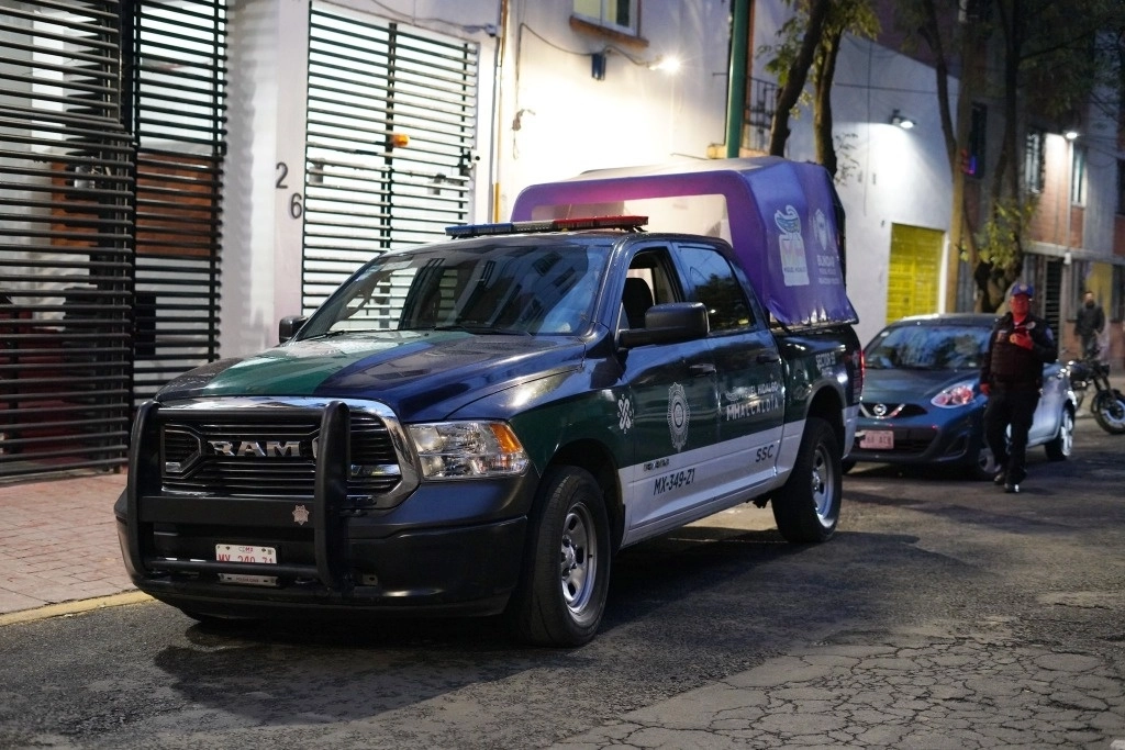 Paramédicos de la Cruz Roja Mexicana diagnosticaron al hombre de 50 años sin signos vitales; en tanto, los oficiales acordonaron el sitio del accidente y se entrevistaron con diversas personas, quienes señalaron que el conductor de la camioneta perdió el control y provocó los daños. Foto @AlcaldiaMHmx/ Archivo 