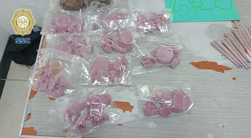 Las galletas, los brownies, las  gelatinas de color rosa y los cigarros quedaron a disposición del agente del Ministerio Público correspondiente. Foto cortesía SSC