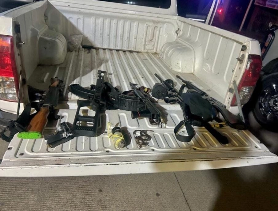 En el operativo fueron confiscadas armas y equipo táctico, así como insignias del Cártel de Sinaloa. Foto 'La Jornada'  