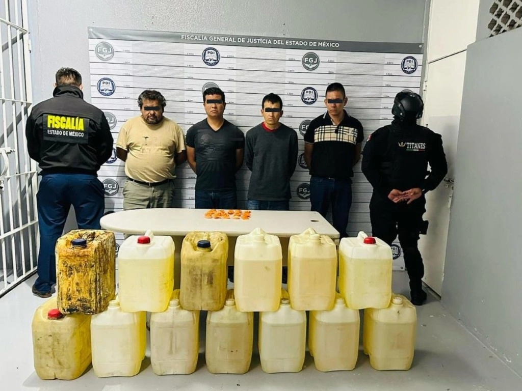 Los cuatro sujetos fueron remitidos la MP de Nezahualcóyotl, Edomex, por los delitos de venta ilegal de hidrocarburo y posesión de droga. Foto ‘La Jornada’
