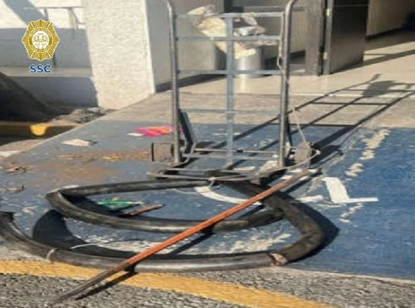 Los cuatros sujetos fueron detenidos cuando robaban cable del interior de una alcantarilla, en la alcaldía Iztapalapa. Foto Proporcionada por la SSC