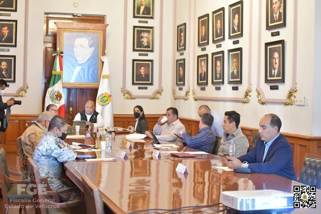 Durante la Mesa de Coordinación para la Construcción de la Paz, presidida por el secretario de Gobierno, Eric Cisneros Burgos, la fiscal estatal informó que un operativo conjunto de la Fiscalía General del Estado, a través de la Unidad Especializada en Combate al Secuestro y de la Sedena en el municipio de Tres Valles, permitió el cateo de inmuebles y las detenciones. Foto cortesía FGE