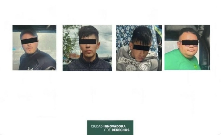 A través de su cuenta Twitter, señaló que los oficiales que los detuvieron, les aseguraron dos motocicletas y se recuperó parte del dinero robado. Foto SSCCDMX