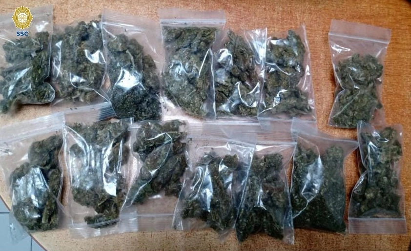 Alrededor de 50 envoltorios de cocaína sólida y 14 de mariguana fueron decomisados ayer en la colonia Santa María la Ribera, en la alcaldía Cuauhtémoc, Ciudad de México. Foto cortesía Secretaría de Seguridad Ciudadana