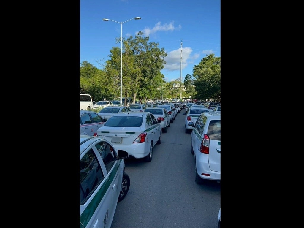 Protestan en Cancún, Quintana Roo, contra los taxis por aplicación. Foto Patricia Vázquez
