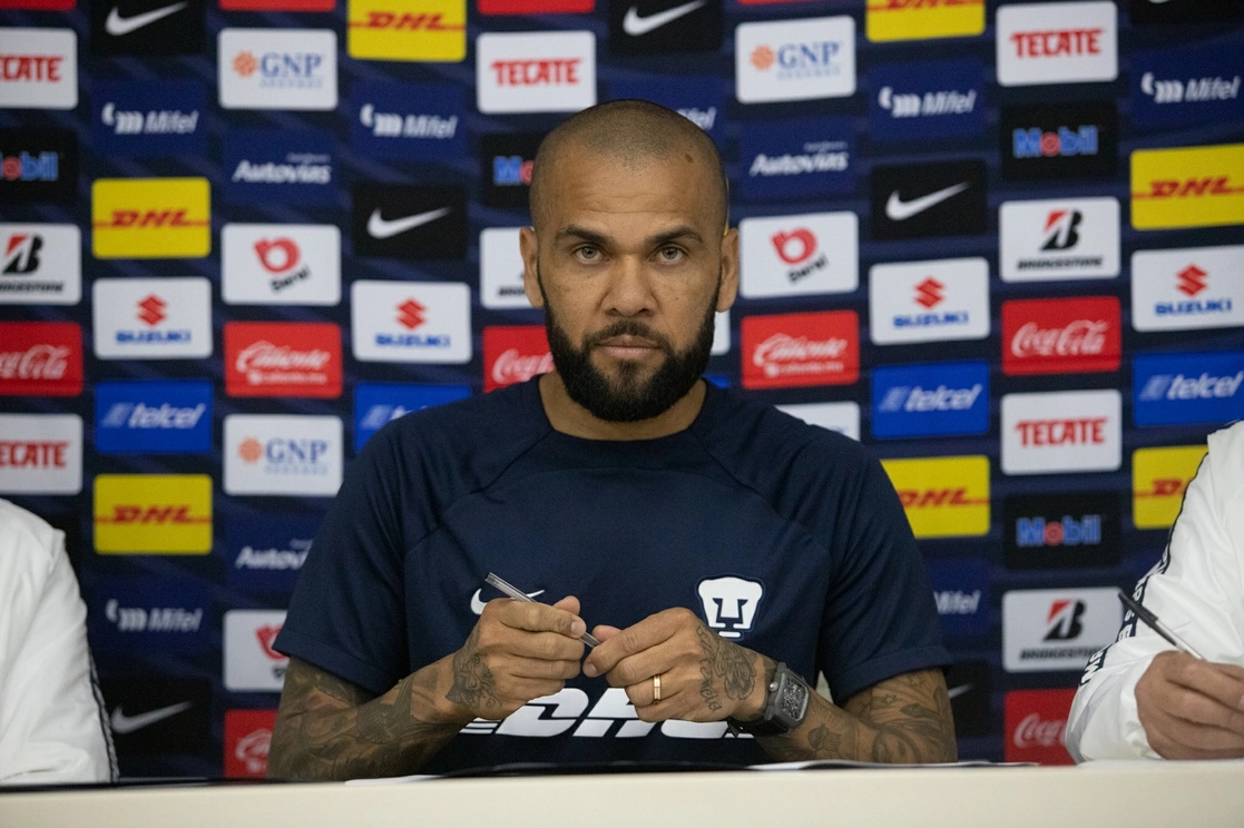 El jugador brasileño, Dani Alves, quedó en prisión preventiva en Barcelona, adonde acudió a declarar de forma voluntaria. Foto Pablo Ramos