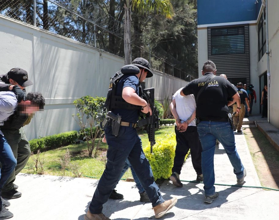 Personal de la fiscalía del estado logró la detención de los diez presuntos delincuentes y rescató a una persona privada de su libertad. Foto