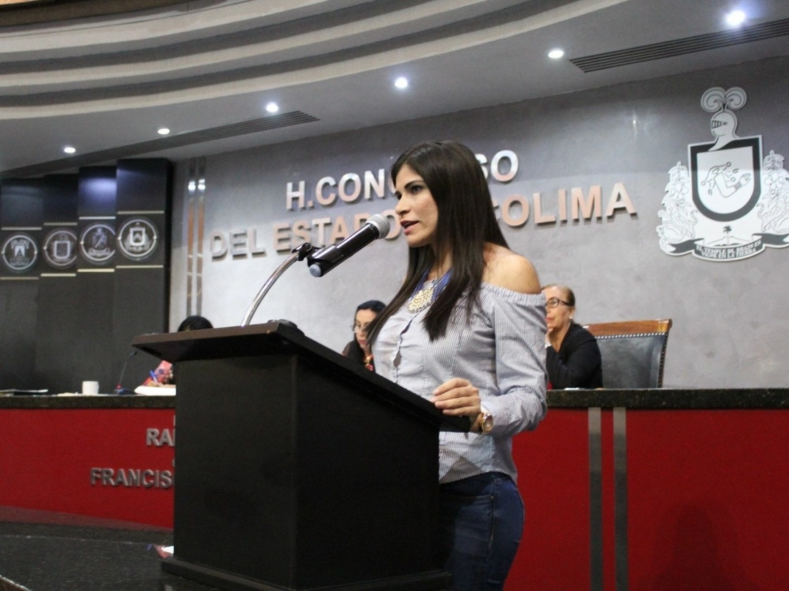 La diputada independiente del municipio de Armería, Alma Lizeth Anaya Mejía, fue detenida junto con su hermana por elementos de la policía municipal tras liarse a golpes contra ellos, en Colima. Foto tomada del Twitter de @congresocolima / Archivo