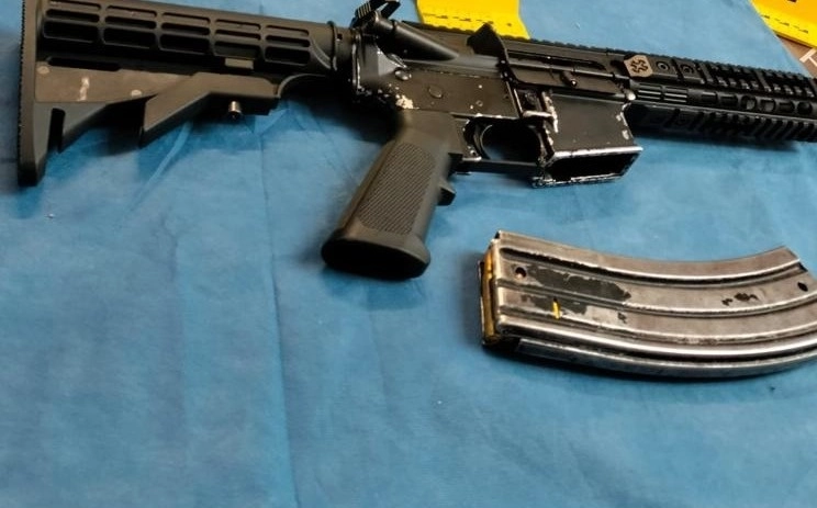 La detención ocurrió tras la realización de un cateo en su vivienda situada en Ixmiquilpan, Hidalgo, donde fue encontrado un rifle de asalto Ak 47, una pistola, y dosis de mariguana y cristal. Foto La Jornada