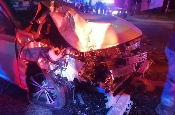 Rodrigo León Cerón impactó su auto contra un autobús cuando intentaba darse a la fuga tras atropellar a un motociclista. Foto La Jornada