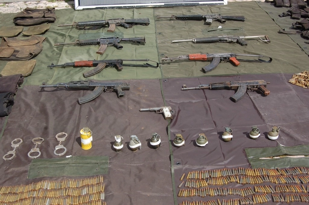 Autoridades decomisaron armas de alto calibre a dos colombianos en la localidad de Felipe Ángeles, municipio de Buenavista, Michoacán. Foto Cuartoscuro / Archivo