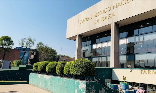 Dos empleados del Centro Médico Nacional La Raza del IMSS fueron detenidos por elementos del SPF, luego de que en una revisión se les encontraran sustancias que podría ser mariguana y cocaína. Imagen tomada de Google Maps
