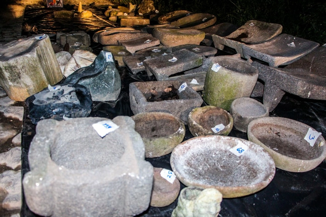La Fiscalía de Guatemala informó que fueron recuperadas l66 piezas mayas prehispánicas. Foto tomada de la cuenta de Twitter @PNCdeGuatemala