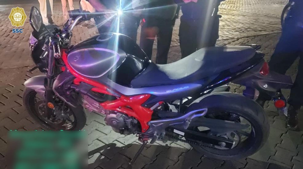 Policías capitalinos persiguieron a los sospechosos cuando circulaban en una motocicleta sobre el Eje 1 Norte a la altura de la TAPO. Foto cortesía de la SSC