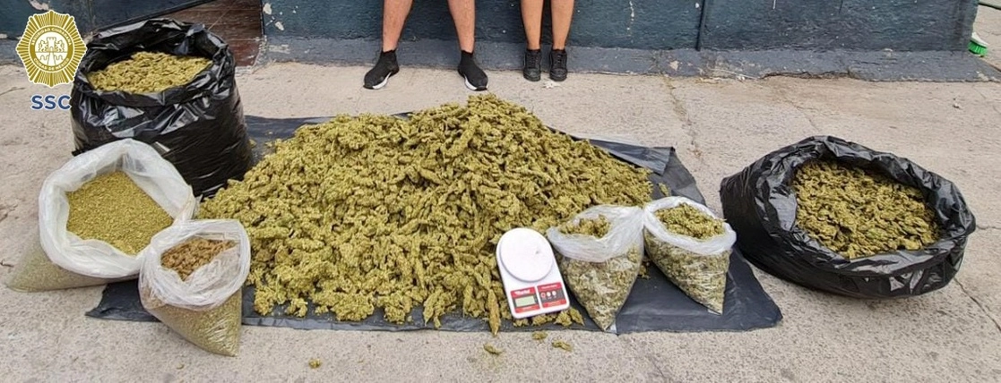 Un hombre de 28 años y una mujer de 19 fueron detenidos en posesión de alrededor de 50 kilogramos de mariguana en calles de la colonia Morelos. Foto cortesía de la Secretaría de Seguridad Ciudadana de la Ciudad de México
