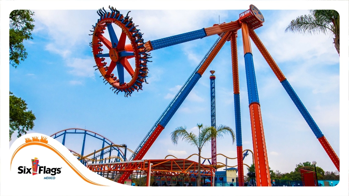 Elemento de Seguridad del parque de diversiones detuvieron a los jóvenes en los detectores de metales. Foto @SixFlagsMexico