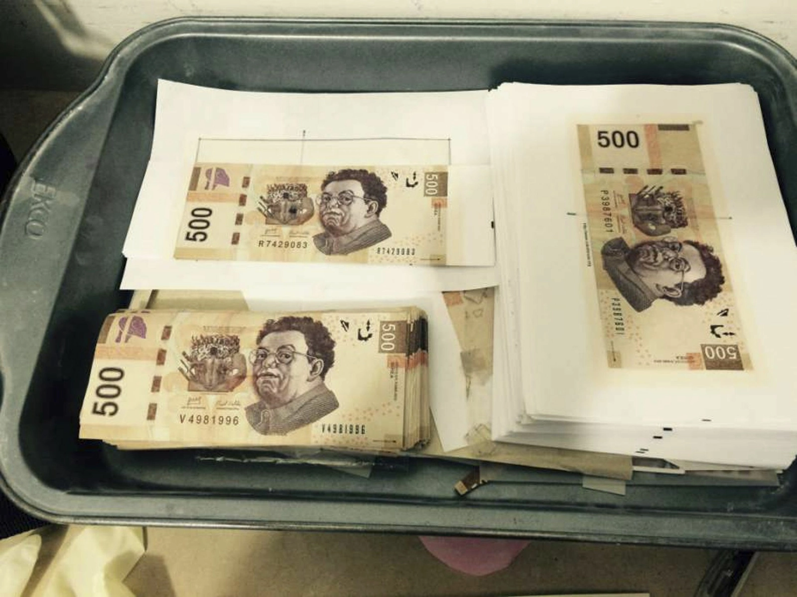 Luego de un seguimiento por la circulación de billetes falsos en tianguis y mercados sobreruedas de la alcaldía Iztacalco, dos mujeres fueron detenidas por policías capitalinos en la colonia Agrícola Oriental. Foto Cuartoscuro / Archivo