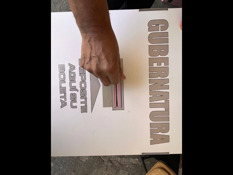 Ciudadanos emiten su voto en las elecciones gubernamentales del Estado de México, en el municipio de Chimalhuacán, el 4 de junio de 2023. Foto Luis Castillo