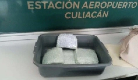 Elementos de la Guardia Nacional (GN) aseguraron en el Aeropuerto de Culiacán, Sinaloa, a dos mujeres que pretendían viajar a Tijuana, Baja California, con seis paquetes de pastillas de fentanilo ocultas entre sus prendas. Foto cortesía de la GN 