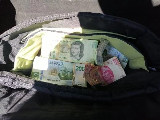 En Atlacomulco, Estado de México, elementos de la Guardia Nacional detuvieron a dos personas que viajaban con 802 mil 500 pesos, y no pudieron acreditar la legal procedencia del dinero. Foto cortesía de la Guardia Nacional