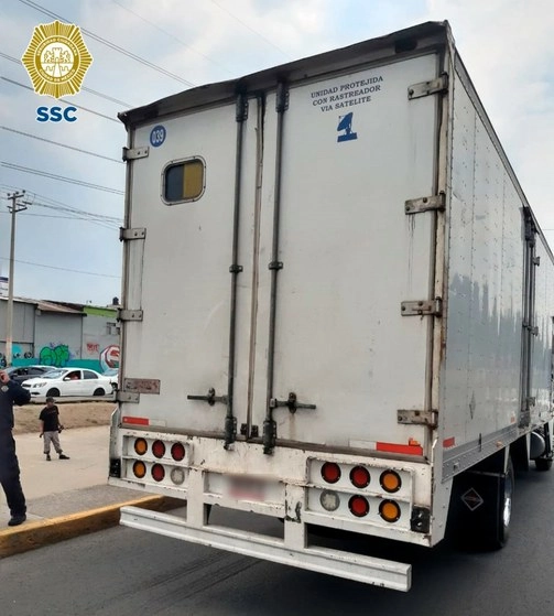 Elementos de la SSC frustraron el robo de un camión que transportaba cubrebocas. Foto SSC 