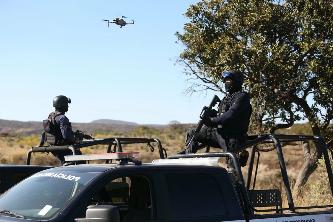Elementos de la policía de Michoacán durante un recorrido en el poblado de San José de Gracia y alrededores del municipio de Marcos Castellanos, luego del supuesto ataque armado en esa localidad limítrofe con Jalisco. Foto @SSeguridad_Mich