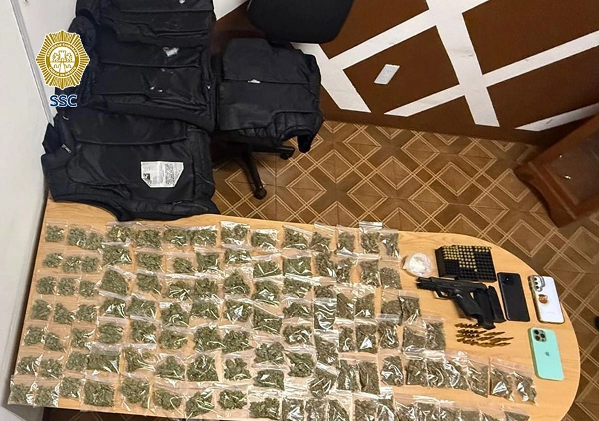 A los detenidos les fue asegurado  un arma de fuego corta con dos cargadores, 82 cartuchos útiles de diferentes calibres, dos chalecos balísticos de color negro, 107 bolsas con mariguana, teléfonos celulares y dinero. Foto 