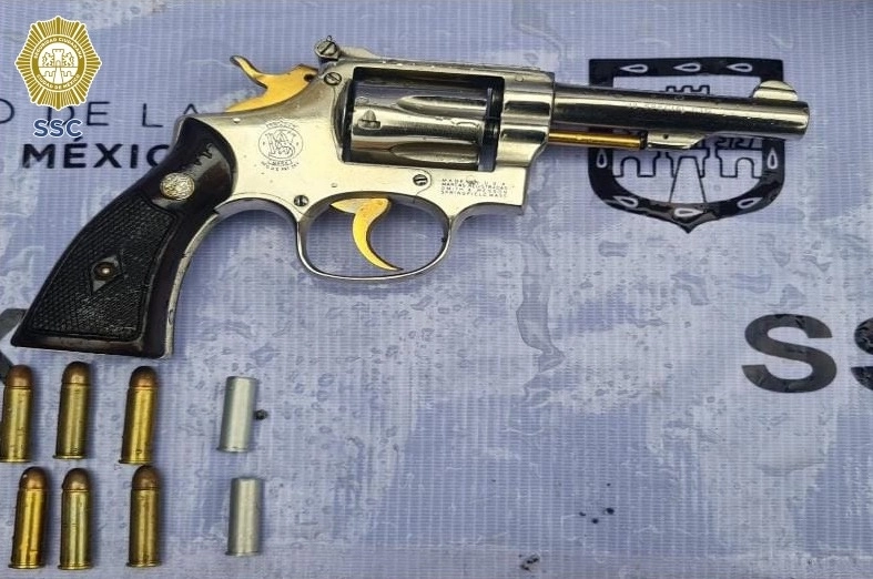 Fueron confiscados unos cinco kilogramos de mariguana, 500 gramos de cocaína y un arma de fuego corta con seis cartuchos útiles y dos percutidos. Foto cortesía de la SSC