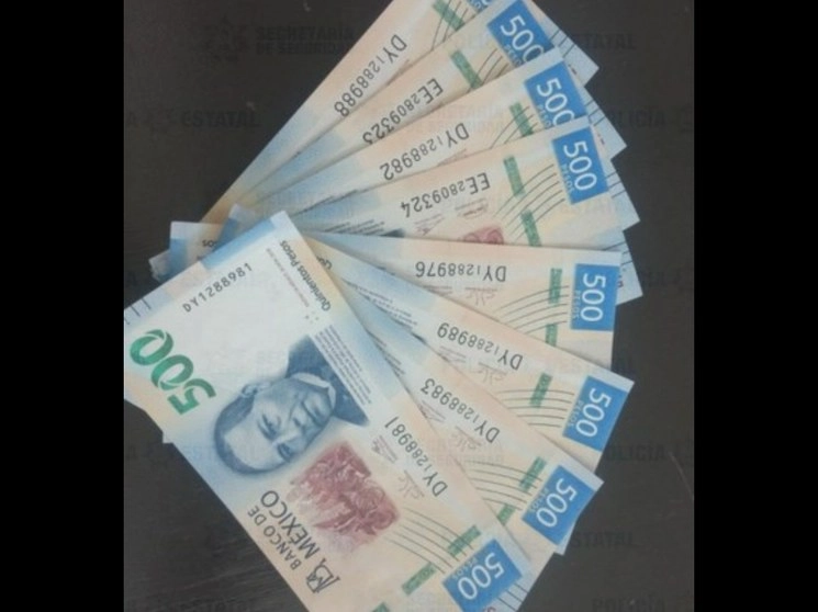 Los presuntos secuestradores, portaban un cuchillo y la cantidad de cuatro mil pesos, en billetes de 500 pesos, aparentemente resultado del robo. Foto cortesía FGJ