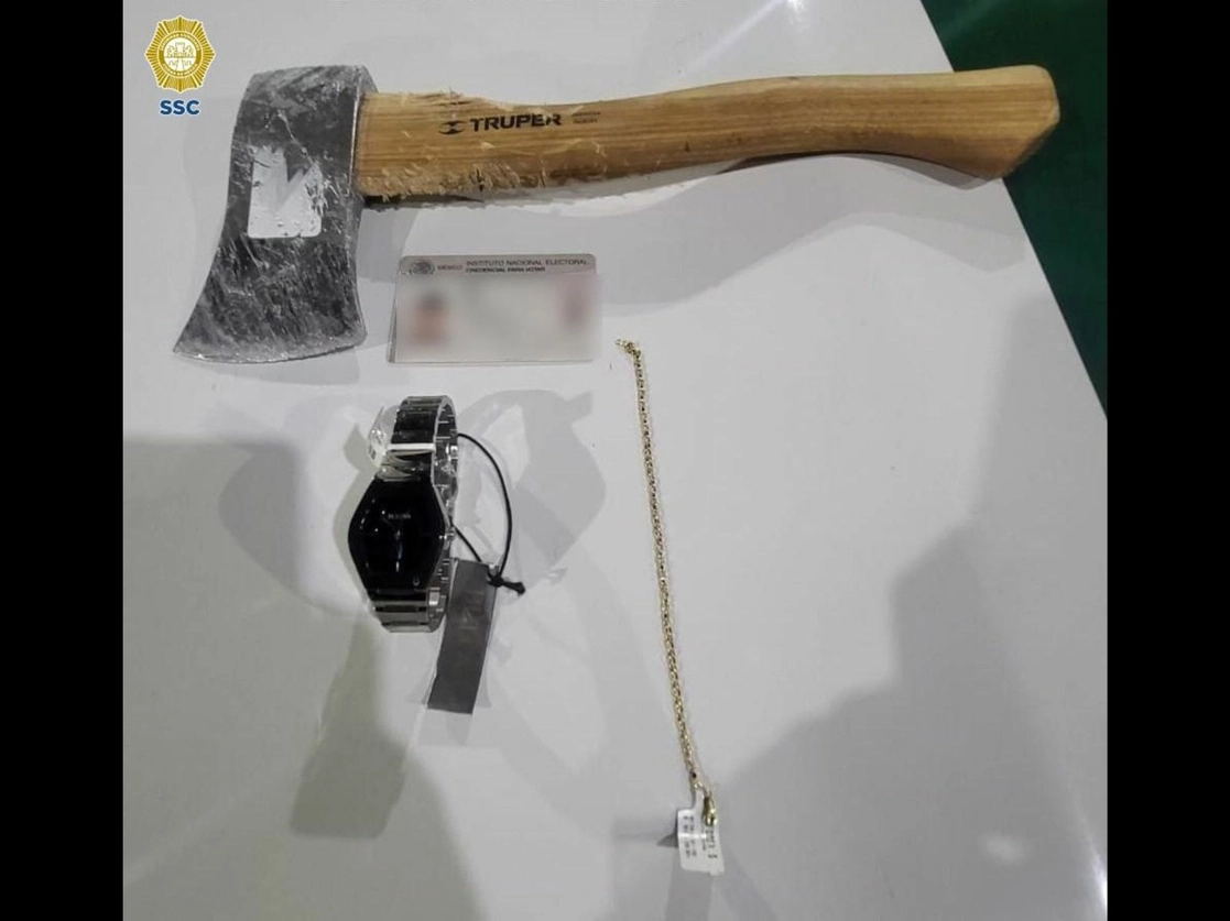 Policías aseguraron a los dos sospechosos un hacha, un reloj de alta gama y una pulsera, al parecer de oro, que fueron reconocidos por el encargado del establecimiento. Foto cortesía de la SSC-CDMX
