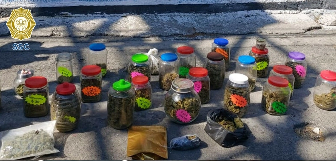 Diez kilogramos de mariguana estaban distribuidos en bolsas de plástico y en vitroleros de diferentes tamaños y etiquetas con diversos nombres y precios. Foto cortesía Secretaría de Seguridad Ciudadana