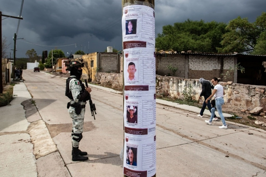 Poste con fichas de desaparecidos en Jalisco. Foto Adolfo Vladimir/Cuartoscuro/ La Jornada