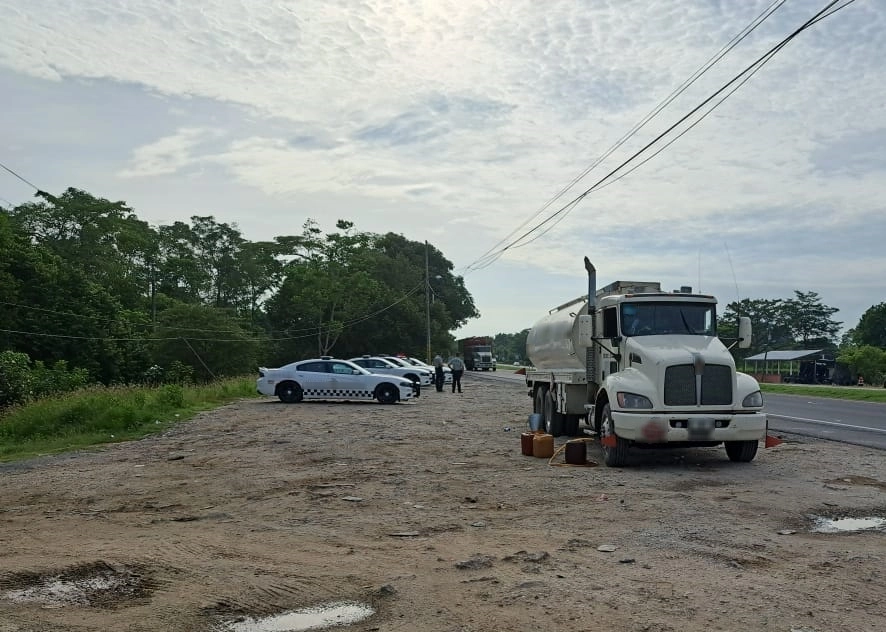 Elementos de la Guardia Nacional detuvieron a dos presuntos huachicoleros y aseguraron un tractocamión que era utilizado para cargar combustible ilegal, sobre el kilómetro 113+100 de la carretera Cárdenas-Coatzacoalcos en el estado de Tabasco, el 11 de septiembre de 2022. Foto tomada del Twitter de @GN_MEXICO_
