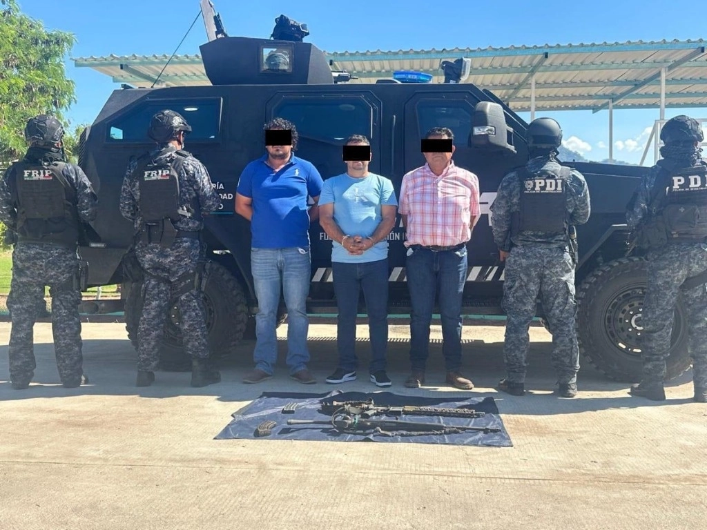 Junto al edil fueron detenidos otros dos hombres identificados como Jorge “N” y Juan Manuel “N” a quienes se les aseguró un vehículo Volkswagen Amarok 4x4 y dos fusiles, uno calibre .223 y otro calibre 7.62, ambos con cargadores abastecidos. Foto FGE Chiapas