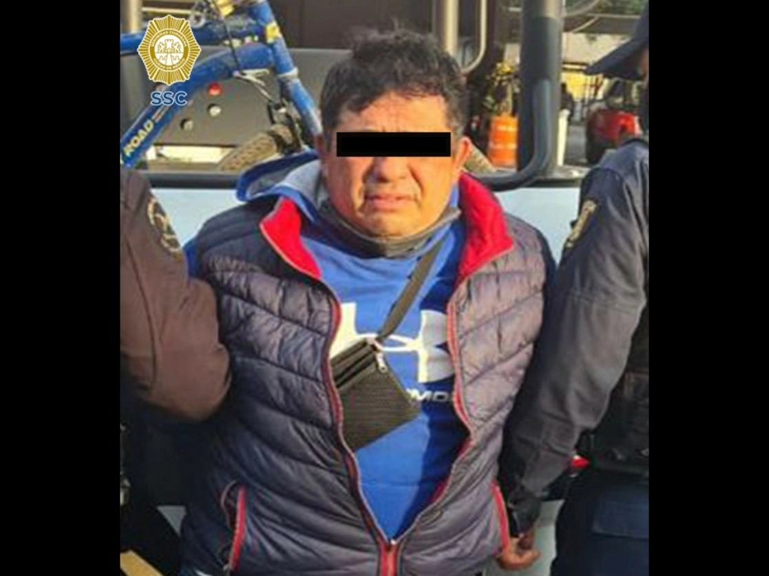 Policías capitalinos detuvieron a un sujeto identificado como Miguel Ángel T, alias 'El Gonso', al ser posible responsable del delito de extorsión, en el Centro de Transferencia Modal El Rosario. Foto cortesía SSC