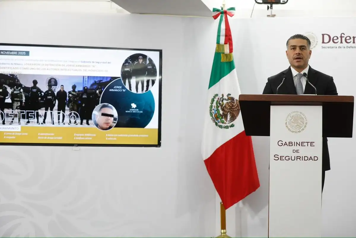 El secretario de Seguridad y Protección Ciudadana, Omar García Harfuch, durante la conferencia donde se informó de la captura de uno de los autores intelectuales del asesinato del alcalde de Uruapan, Michoacán, Carlos Manzo. Foto 