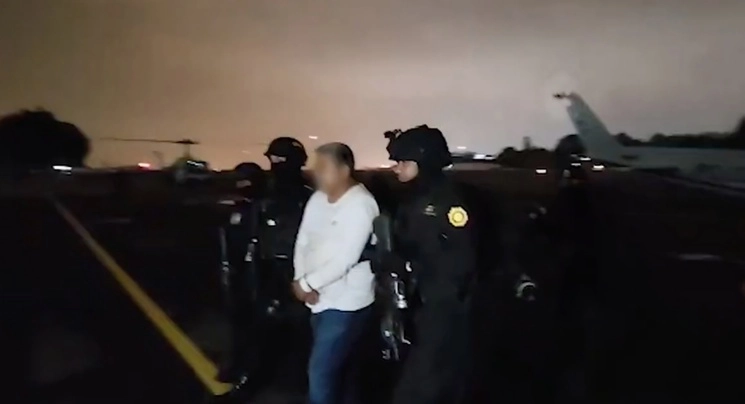 El líder de la célula delictiva guatemalteca 'Los Gálvez', Cruz Antonio Gálvez Hernández alias 'El Patrón' o 'Don Cruz', fue detenido por elementos de la Sedena y la Guardia Nacional en Tenosique, Tabasco. Imagen tomada de un video difundido a través de Twitter @PNCdeGuatemala
