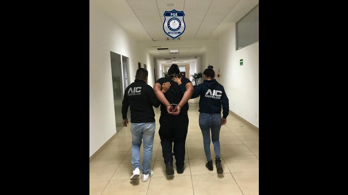 Fredy “N” fue detenido por elementos de la policía municipal por golpear y poner en peligro la integridad física de una niña. Foto tomada de la cuenta de Twitter @urielgandara