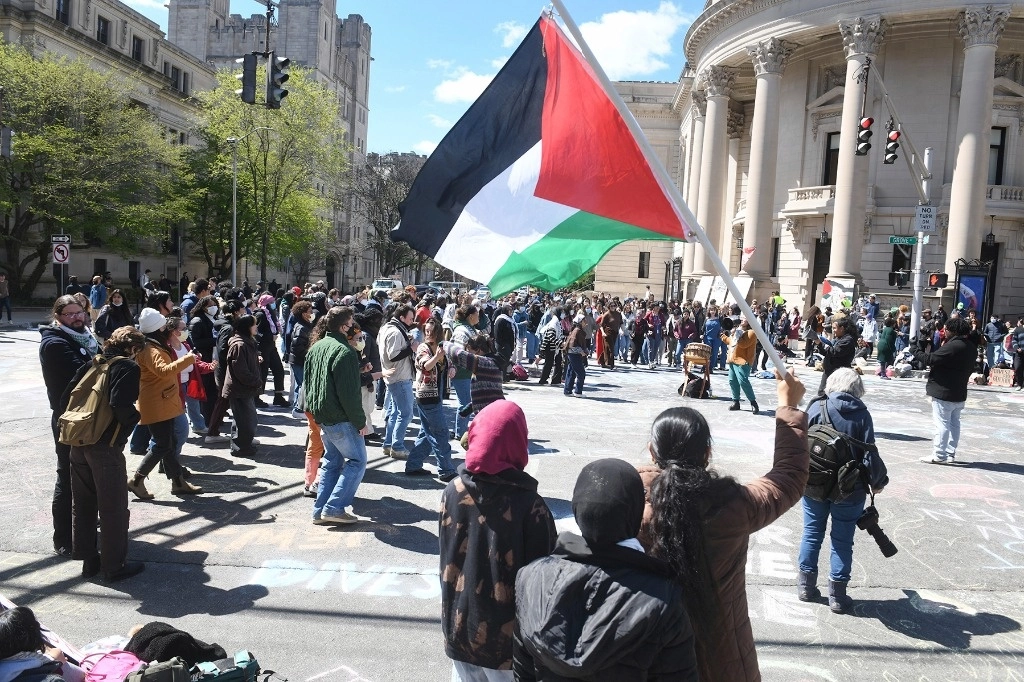 Cientos de estudiantes y partidarios propalestinos se manifiestaron frente a Woolsey Hall en el campus de la Universidad de Yale, en New Haven, Connecticut, el 22 de abril de 2024. Foto Ap