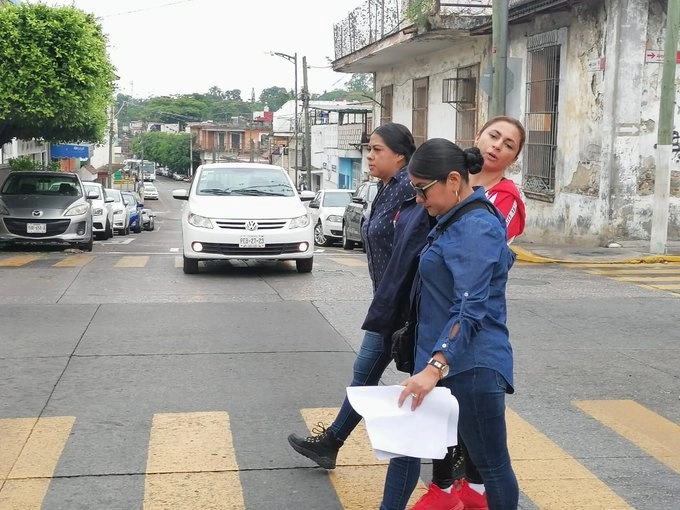 La ex alcaldesa Viridiana Bretón (de rojo). Foto La Jornada