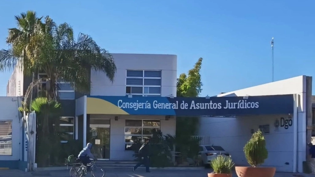  La policía contra la corrupción de Durango detuvo a Galindo ‘N’, ex consejero jurídico del gobierno anterior, acusado de peculado y abandono de trabajo. Foto Difundida en redes sociales