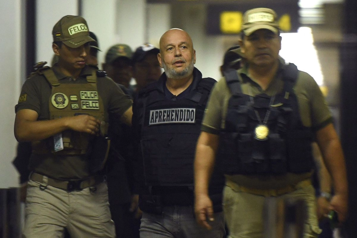 Murillo arribó esposado al aeropuerto de Santa Cruz en la madrugada y fue trasladado a La Paz a la espera de una audiencia. Foto 